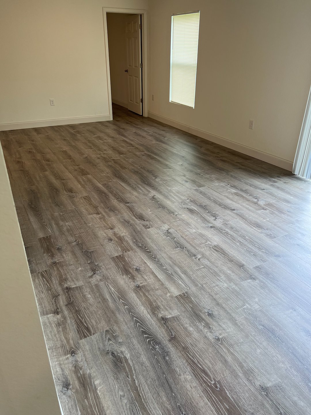 TOP QUALITY LUXURY VINYL PLANK INSTALLATION (1)